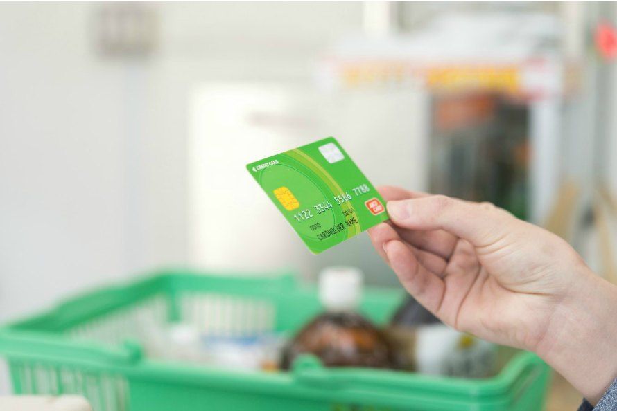 コンビニでクレジットカード決済を行う