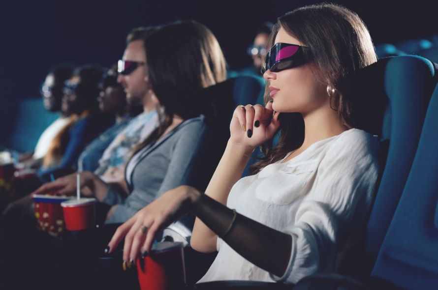 映画を観る女性
