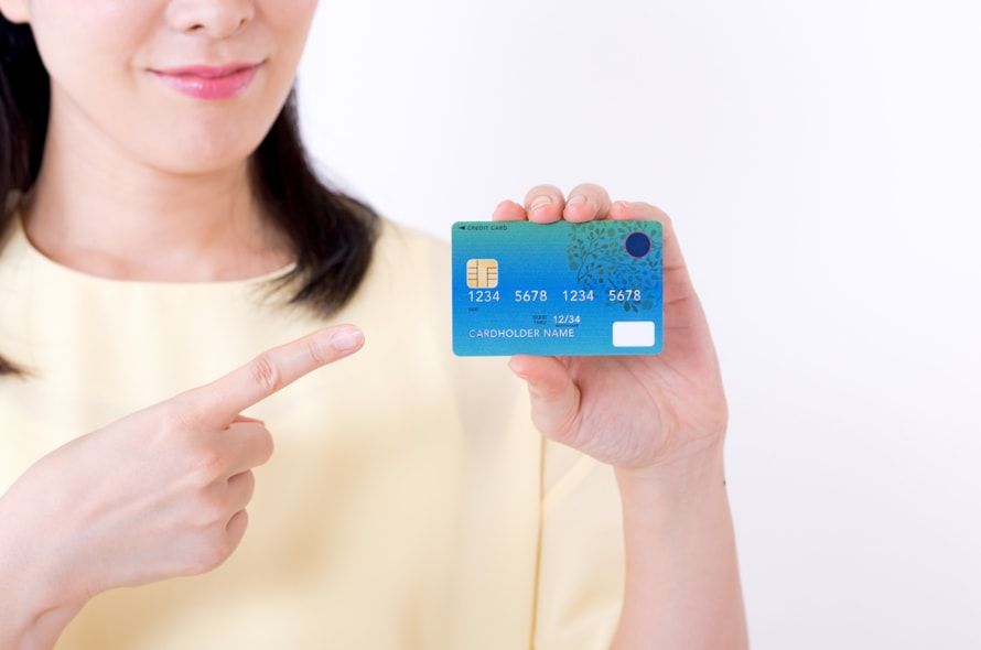 クレジットカードを指差す女性