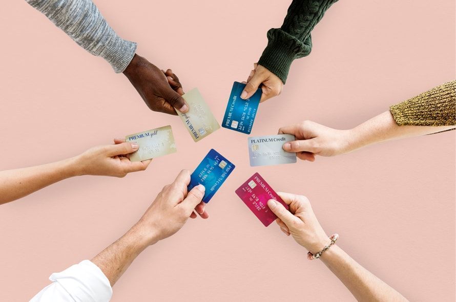クレジットカードを見せ合う人たち