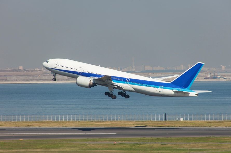 離陸する飛行機