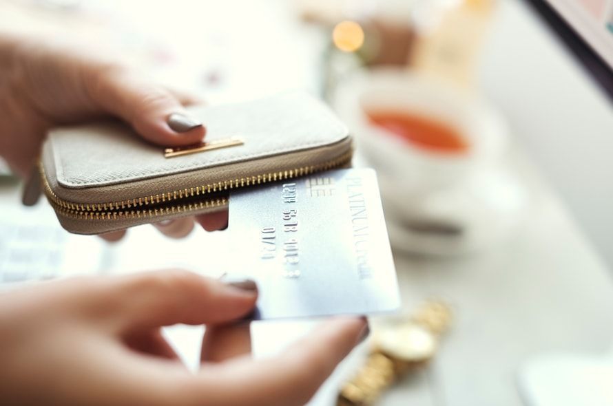カード入れからクレジットカードを取り出す