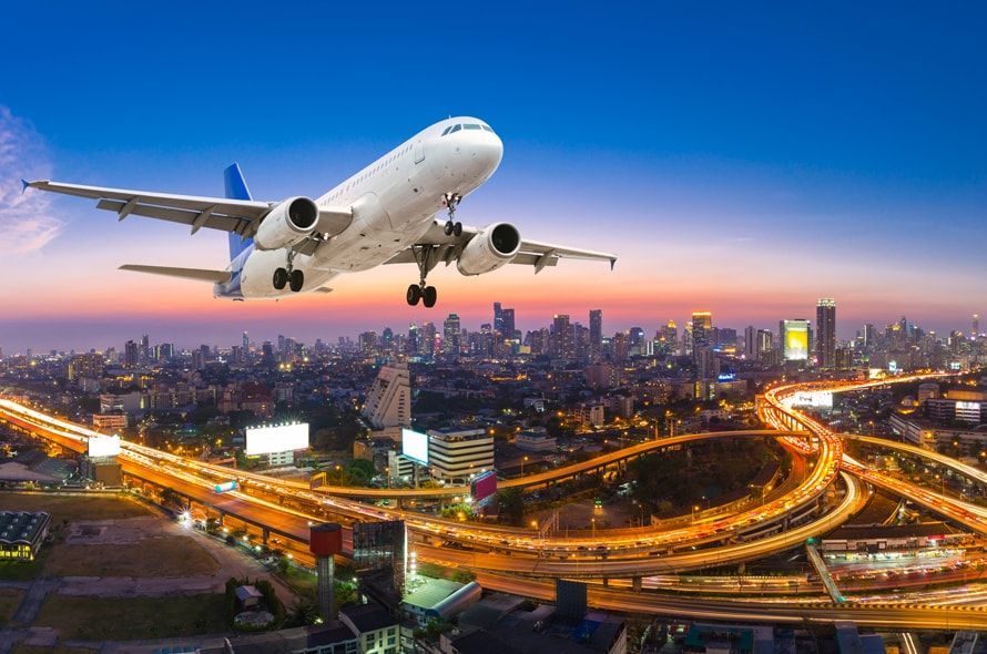 低空飛行する飛行機