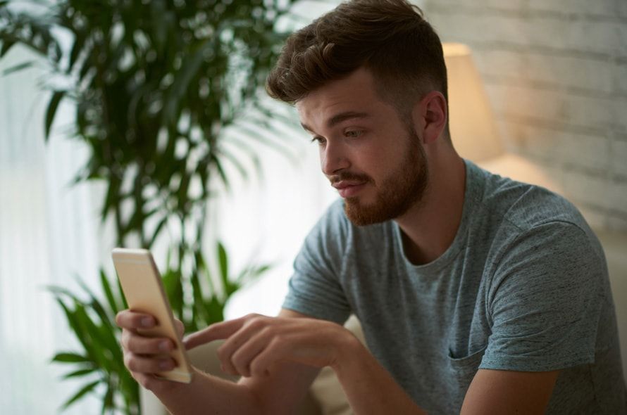 スマートフォンを操作する男性