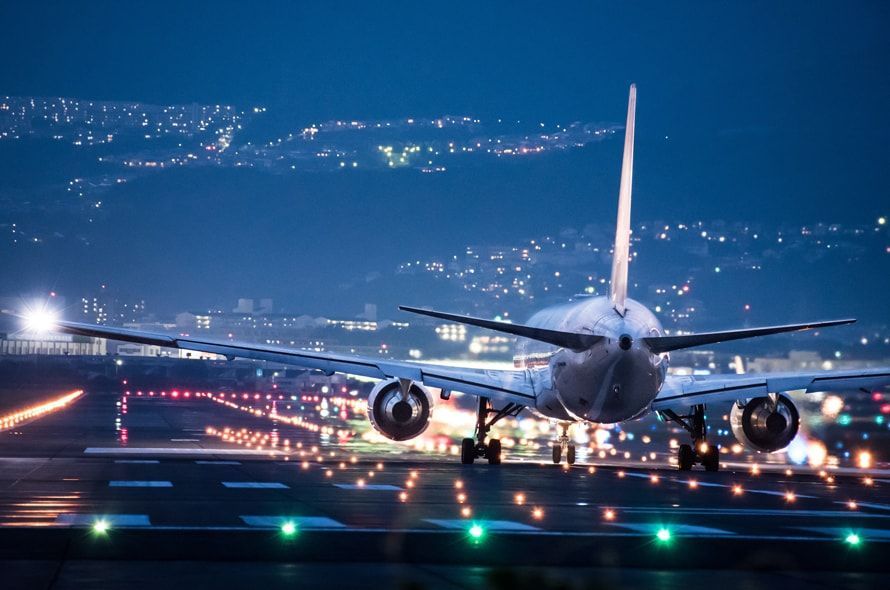 夜の空港を走る飛行機