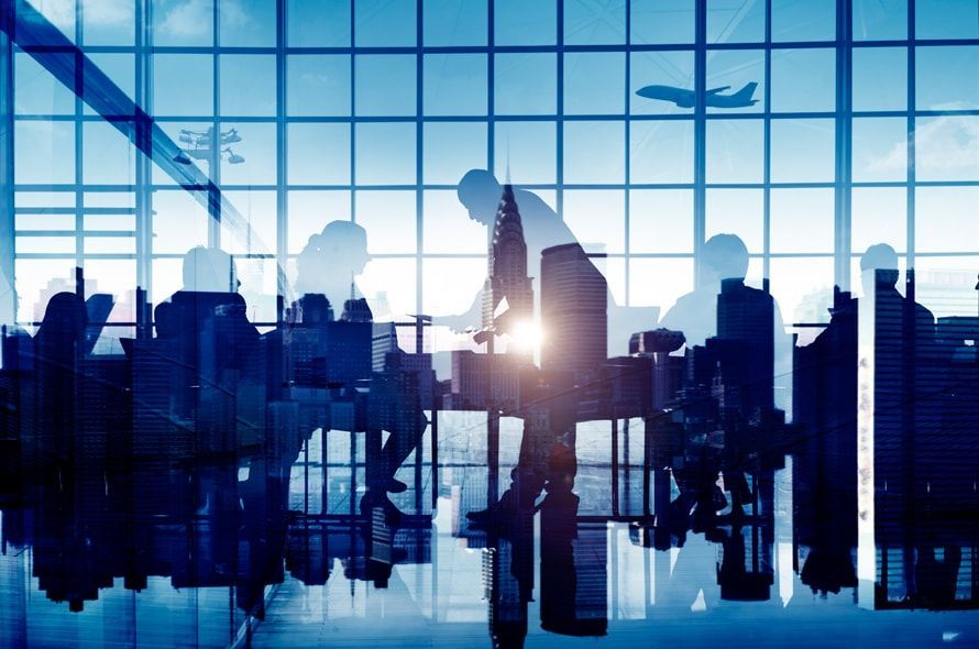 空港を利用する人々