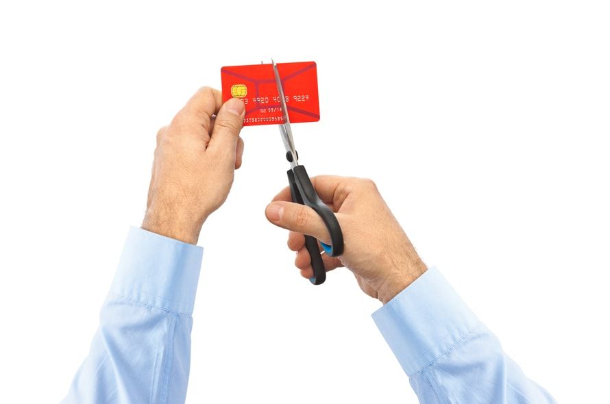 クレジットカードをはさみで切る