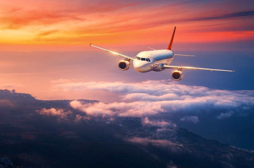 夕方にフライトする飛行機