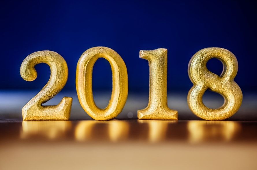 2018と書かれたゴールド色の数字