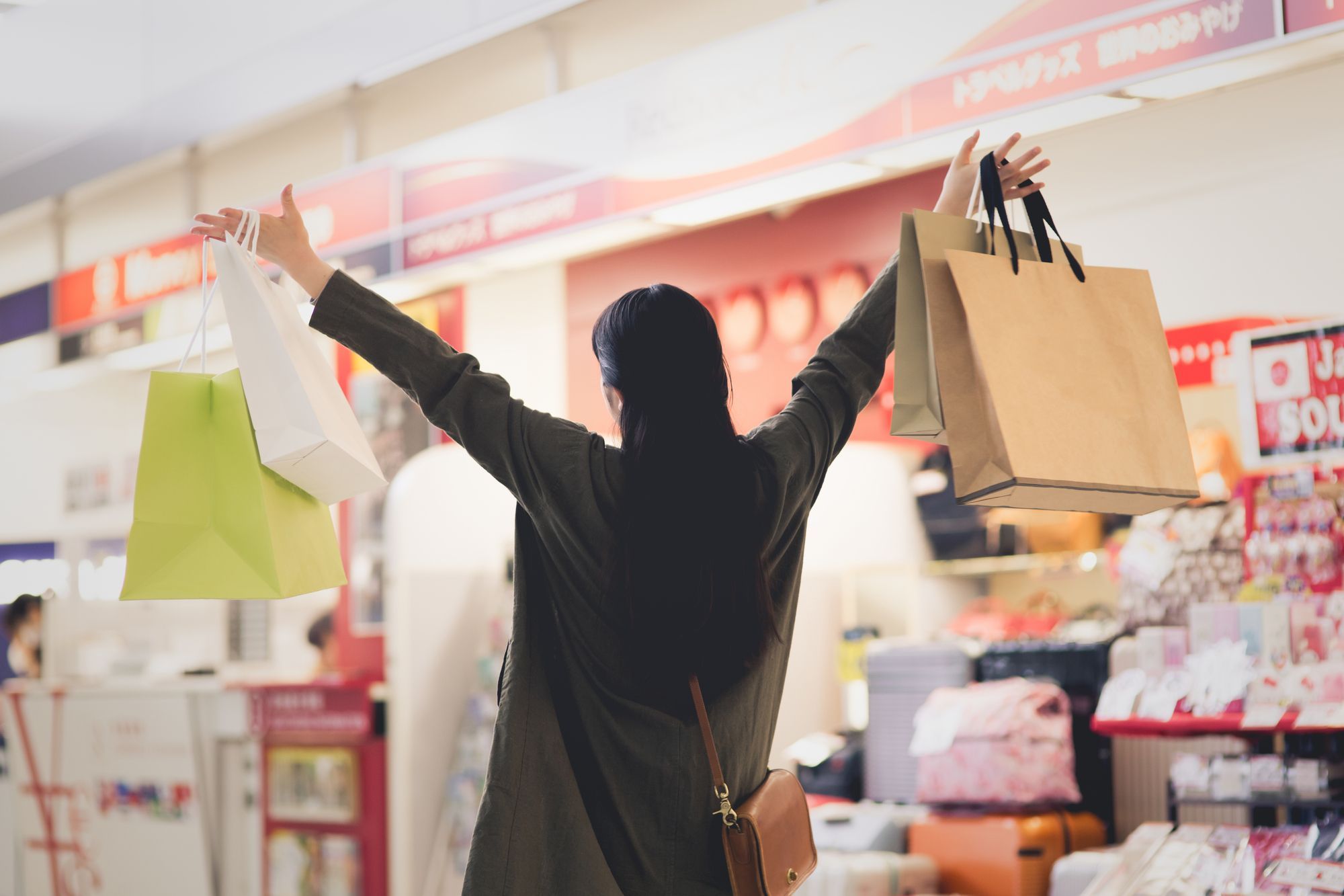 買い物袋を持った女性