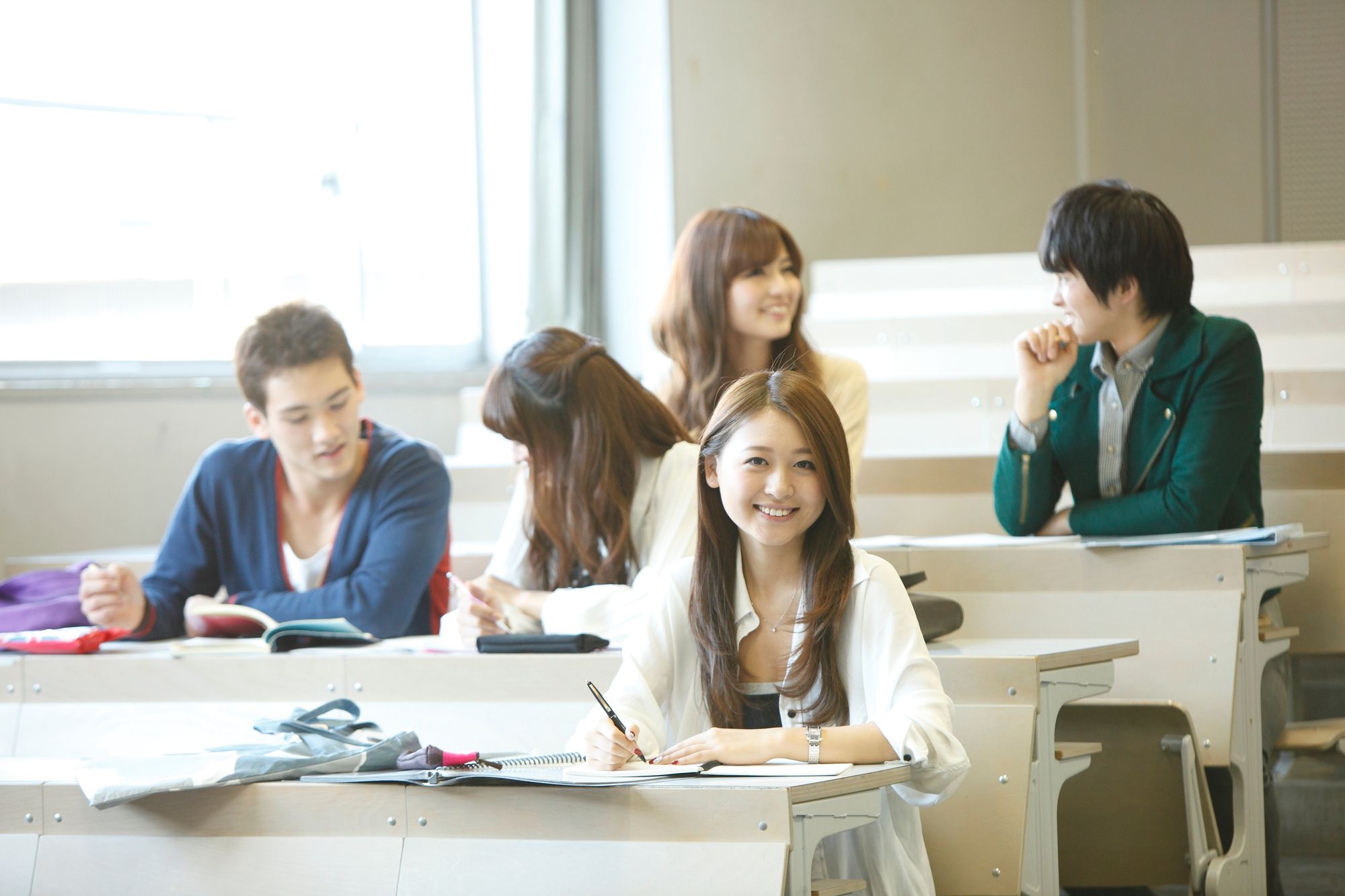 講義室の大学生