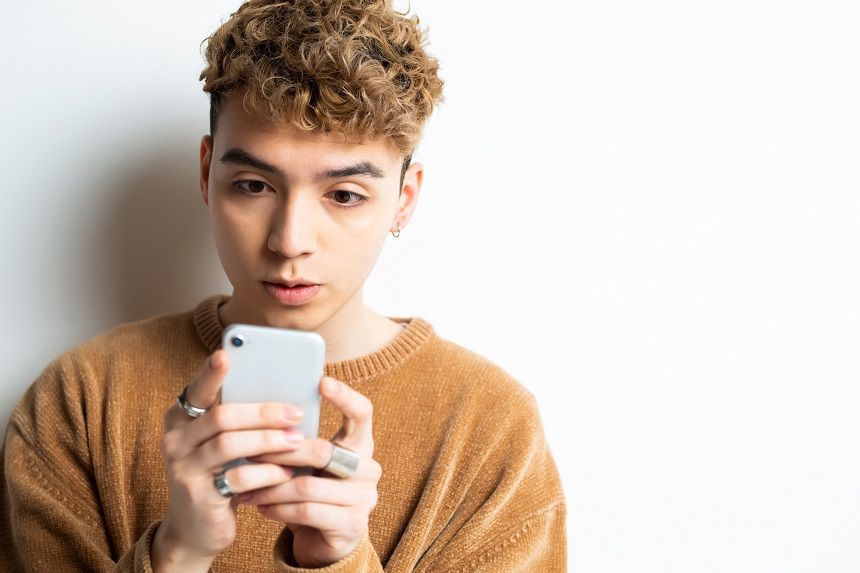 スマホを操作する若い外国人の男の子