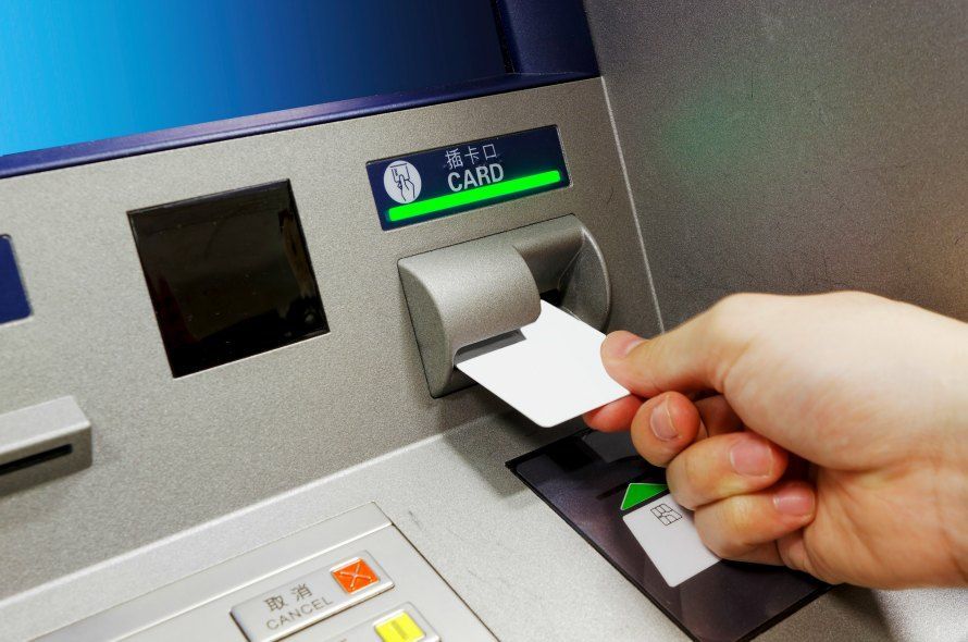クレジットカードで現金を引き出す