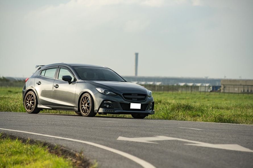 道路を走る黒い車