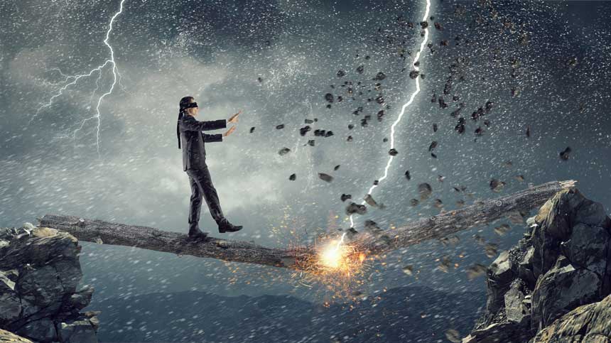 雨の中目隠しをして一本橋を渡るビジネスマンとその一本橋に落ちる雷