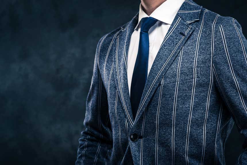 グレイのスーツを着たビジネスマン