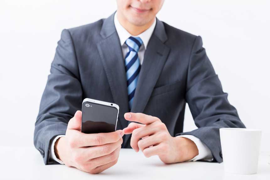 スマートフォンを操作するビジネスマン