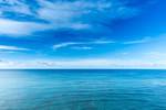 真っ青な海の水平線