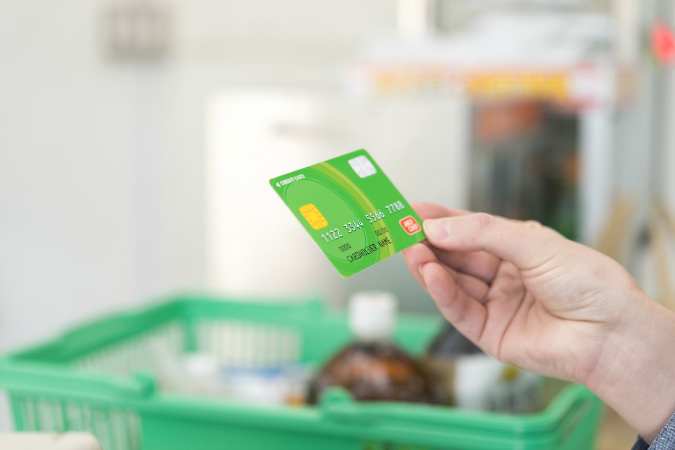 コンビニでクレジットカード決済する