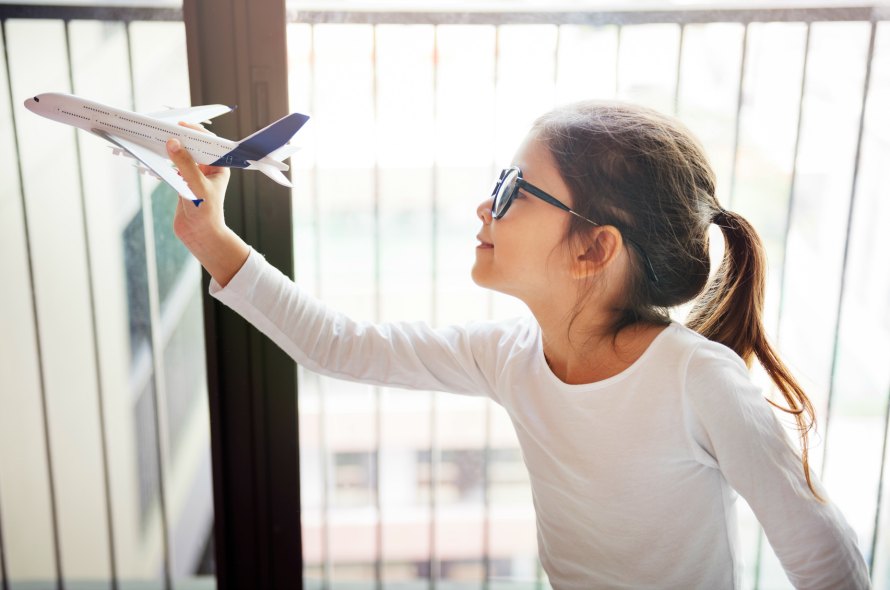 飛行機を持つ少女