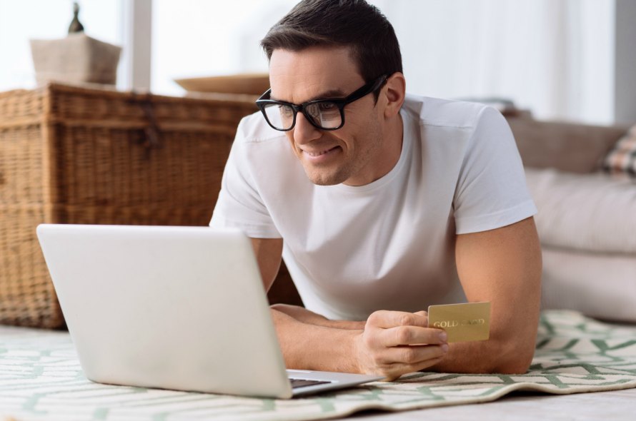 クレジットカードを持つ男性