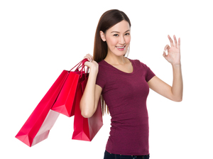 買い物する女性