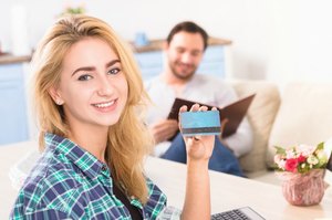 クレジットカードを持つ女性